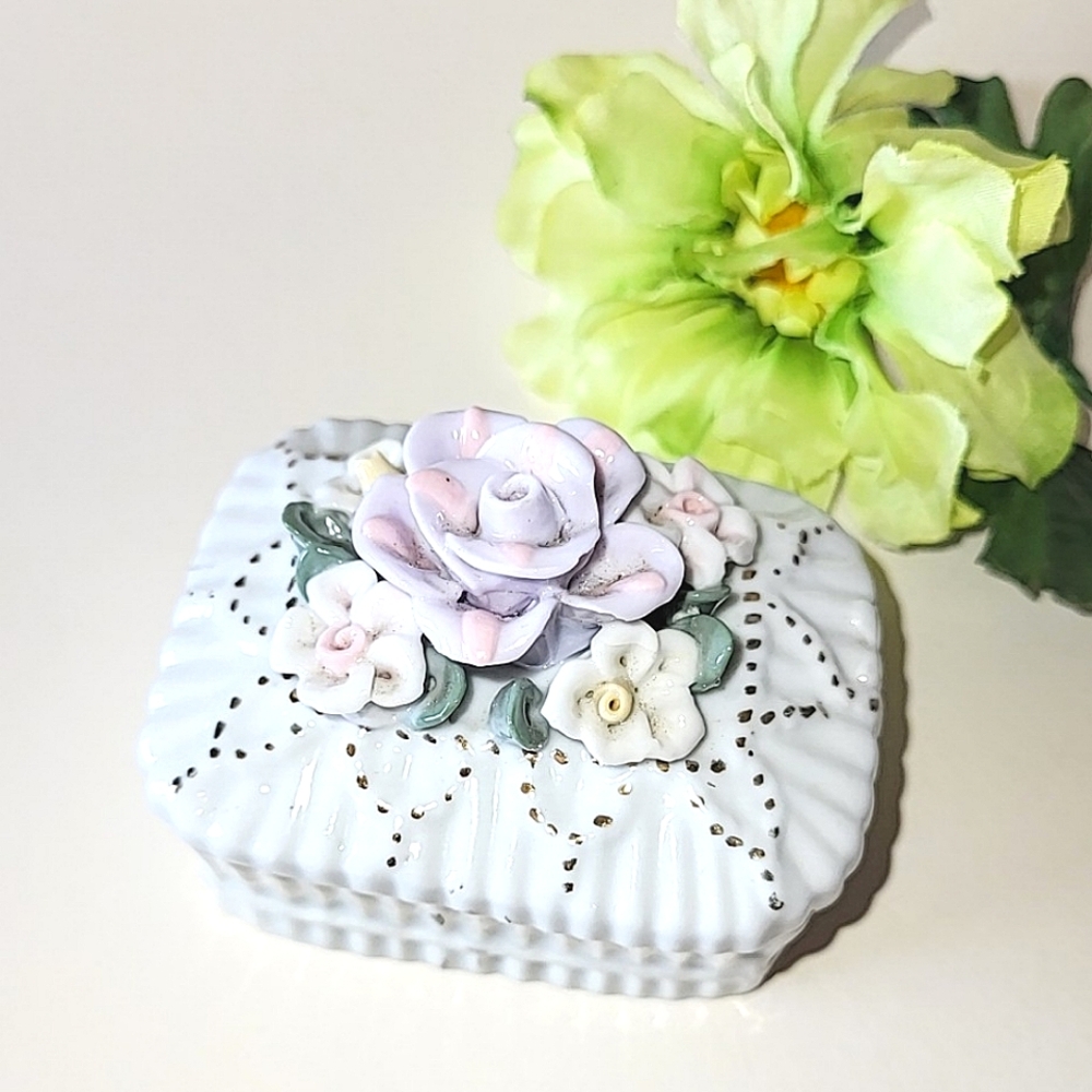 FLORAL CERAMIC TRINKET BOX or JEWELRY BOX - VINTAGE